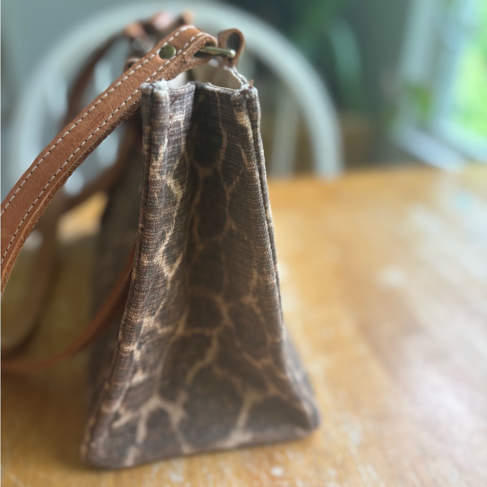 Giraffe print tote with Bee Broach and leather handles - Picture 3 of 11